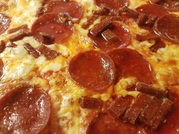 Forró Zsíros Pepperoni Hús Pizza Közelről — Stock Fotó