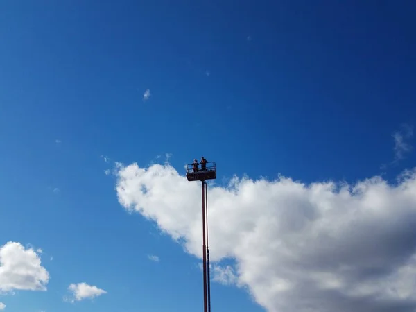 Lidé Vrcholu Třešňové Sběrače Nebo Věže Nebo Výtahu Modré Oblohy — Stock fotografie