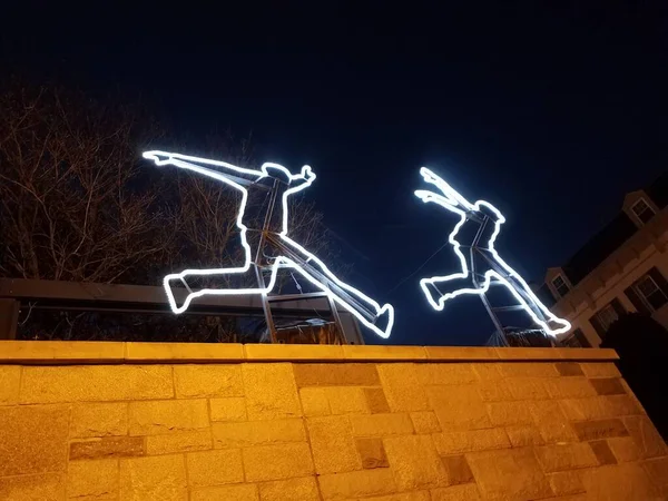 Pessoas Feitas Luz Correndo Pulando Telhado Topo Edifício — Fotografia de Stock