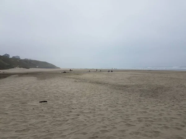 Menschen Strand Mit Fluss Der Ozean Und Wellen Fließt — Stockfoto