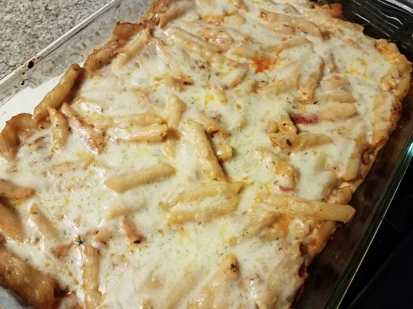 Ζεστό Cheesy Penne Ζυμαρικά Γυάλινο Ταψί — Φωτογραφία Αρχείου