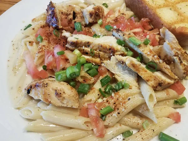 Pasta Penne Con Pollo Tomate Cebolla Con Especias Plato Blanco —  Fotos de Stock