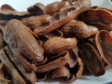 Kaynamış fıstık yemekten ıslak kahverengi fıstık kabuğu.