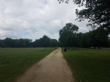 Çimenli ve ağaçlı taş ya da çakıl patikası