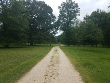 Çimenli ve ağaçlı taş ya da çakıl patikası