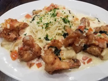 makarna, karides ve krema sosu.