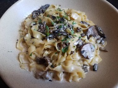 soslu makarna, peynir ve farklı mantar türleri.