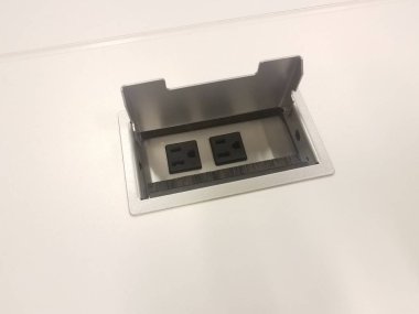 Beyaz masa veya yüzey üzerinde kapağı olan elektrik prizi