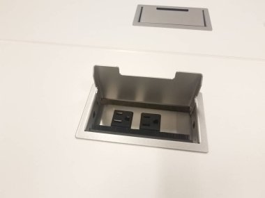 Beyaz masa veya yüzey üzerinde kapağı olan elektrik prizi