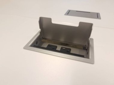 Beyaz masa veya yüzey üzerinde kapağı olan elektrik prizi