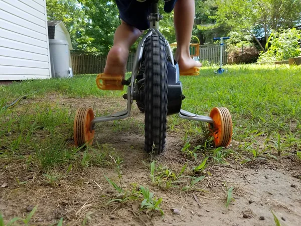 Child Peddling Bike Training Wheels Dirt — Stock Photo, Image