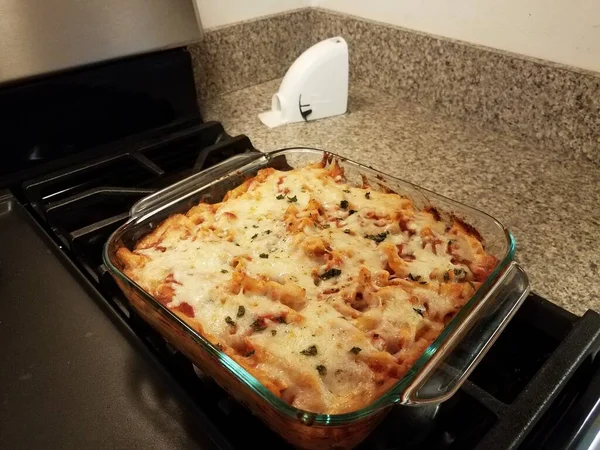 Pasta Met Kaas Glazen Schaal Fornuis Met Muizenval Toonbank — Stockfoto