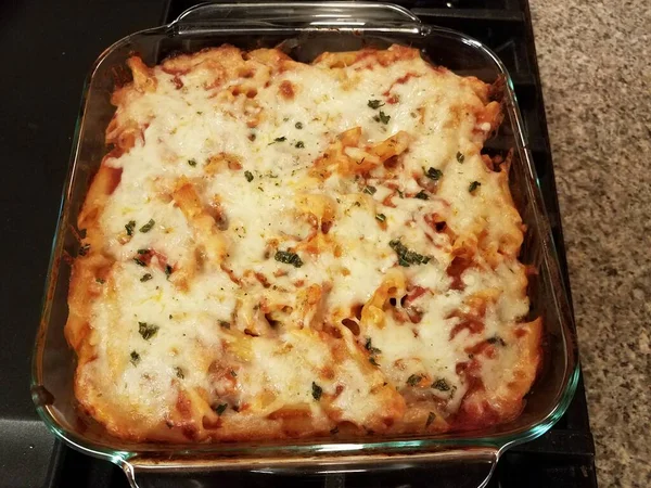 Gebakken Pasta Met Saus Kaas Kruiden Close — Stockfoto