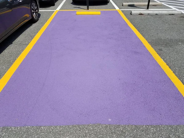 Espacio Estacionamiento Púrpura Amarilla Para Veteranos Militares —  Fotos de Stock