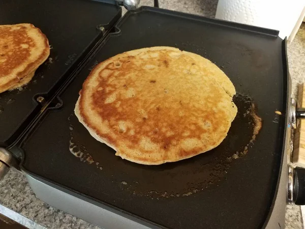 Palacsinta Főzés Forró Griddle Vagy Tűzhely — Stock Fotó