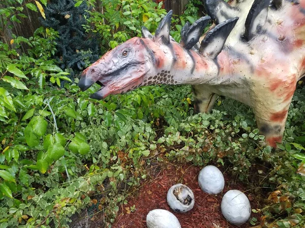 Een Baby Dinosaurus Uit Een Grond Met Moeder — Stockfoto