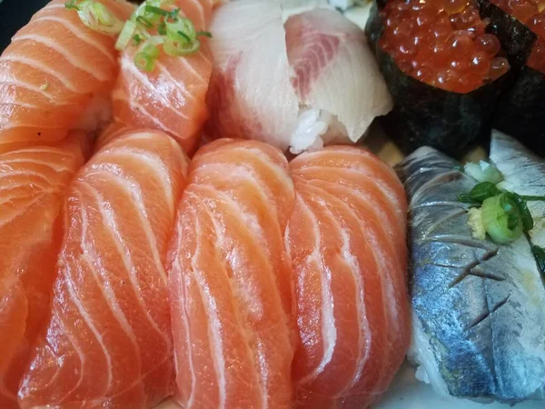 Sinaasappel Zalm Sushi Zalm Eieren Bieslook — Stockfoto