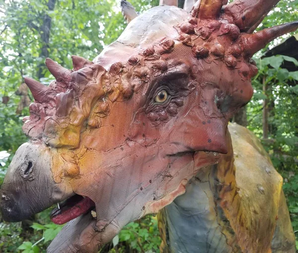 Ein Orangefarbener Dinosaurier Mit Hörnern Wald Oder Wald — Stockfoto