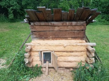 Ahşap kiremitleri ve penceresi olan eski çamur ya da kerpiç tavuk kümesi