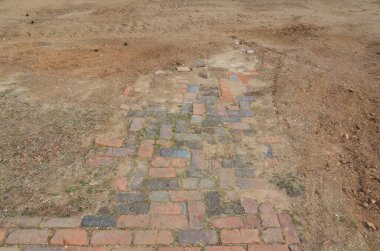 Eski kırmızı dikdörtgen tuğla patika veya toprak kaldırım