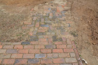 Eski kırmızı dikdörtgen tuğla patika veya toprak kaldırım