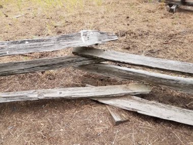 Düşmüş kahverengi çam iğneli eski kahverengi ahşap çit