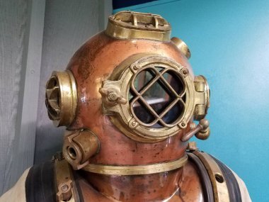 Eski ve antika metal dalış kıyafeti, miğfer ve cam pencere.