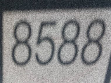 Gri halı ya da halıda gölgede kalan 8588 sayısı
