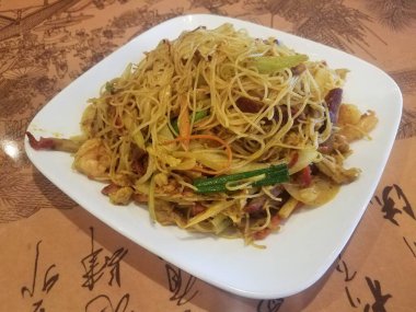 Baharatlı Çin eriştesi, tavuklu, karidesli ve masada domuz etli.