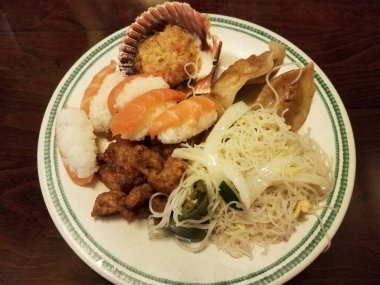 Erişte, somon balığı, tavuk ve hamur köftesi.