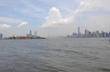 New York 'ta bulutlu nehir suyu ve binalar