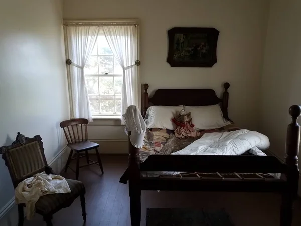 Altes Holzbett Zimmer Mit Puppe Und Stühlen Und Fenster — Stockfoto