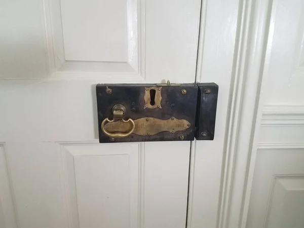 Μια Πολύ Παλιά Μεταλλική Κλειδαριά Μια Λευκή Πόρτα — Φωτογραφία Αρχείου