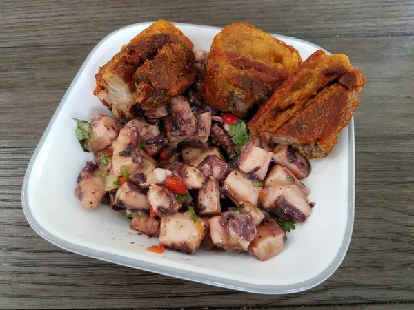 章鱼沙拉和油炸猪肉脂肪和波多黎各皮食物放在桌上的白碗里 — 图库照片