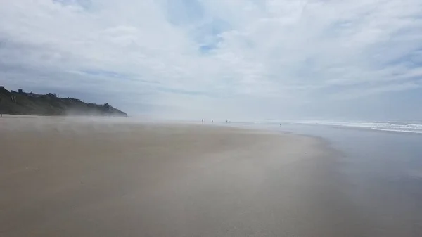 オレゴン州ニューポートの海岸で海や海の水と砂 — ストック写真