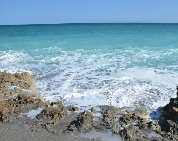 Agua Azul Del Océano Salpicando Las Rocas Playa Costa —  Fotos de Stock