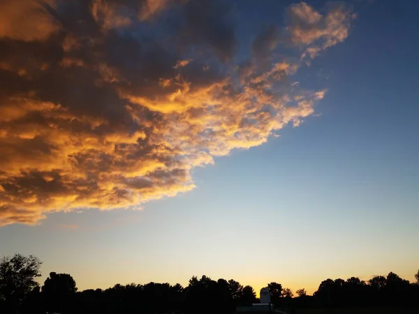 Uma Nuvem Cinza Rosa Laranja Durante Pôr Sol Com Observatório — Fotografia de Stock