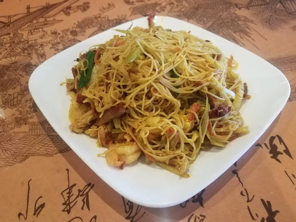 Fideos Chinos Picantes Con Pollo Camarones Carne Cerdo Plato Mesa —  Fotos de Stock