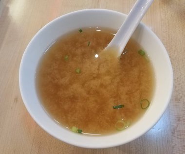 Küçük beyaz kase sıcak miso çorbası ile kaşık