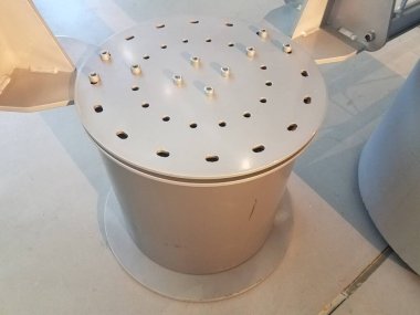 Bir sürü deliği olan metal bir yapı.