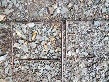 Gri taş yolu altında metal çerçeve veya destek