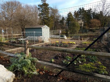 Bahçe ve sebze bahçeli metal çitler.