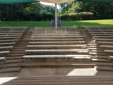 Üstü kumaşla kaplı metal banklar veya koltuklar ve çimento basamakları