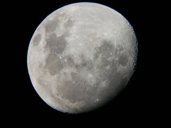 Луна Просматривается Через Дюймовый Рефлектор Любительского Астрономического Телескопа — стоковое фото