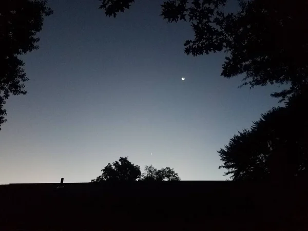 金星和月亮在早晨的天空中通过望远镜 — 图库照片