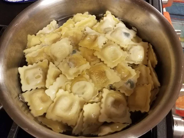 Beschimmelde Ravioli Pasta Met Schimmelvlekken Een Pot Water — Stockfoto
