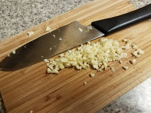 Ajo Picado Una Tabla Cortar Madera Con Cuchillo —  Fotos de Stock