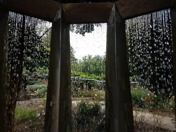 Fonte Água Com Gotejamento Água Plantas Fundo — Fotografia de Stock