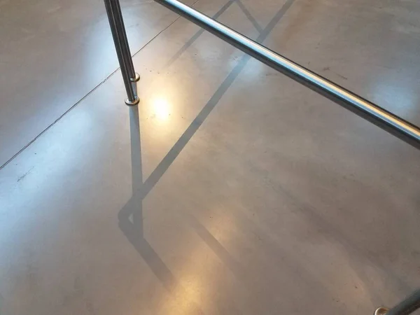 Μεταλλικό Κιγκλίδωμα Και Περίεργες Σκιές Στο Πάτωμα Του Τσιμέντου — Φωτογραφία Αρχείου