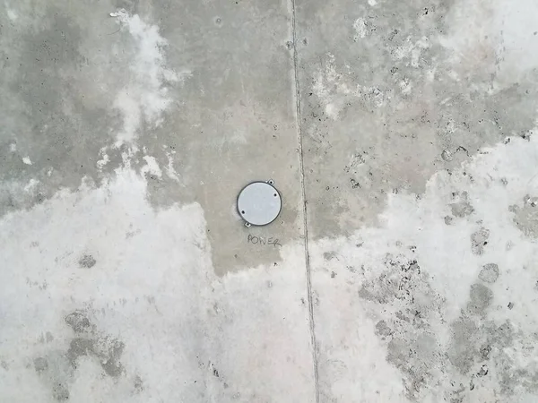 Een Metalen Cirkelvormige Plaat Met Het Woord Power Grey Cement — Stockfoto
